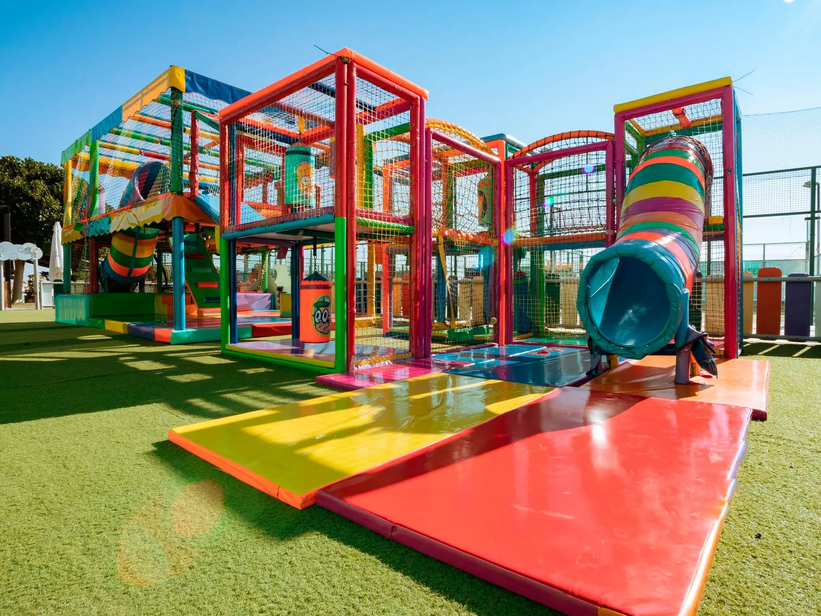 10 beneficios de los parques de bolas en niños - Aventura Park